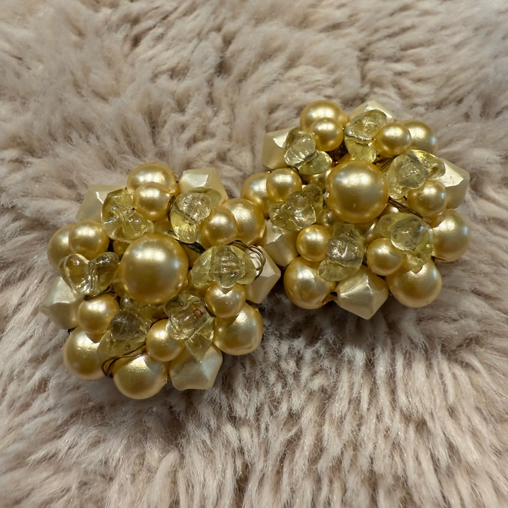 Vtg Circa 1940's Hong Kong Gold Tone Beaded Clip Back‎ Earrings